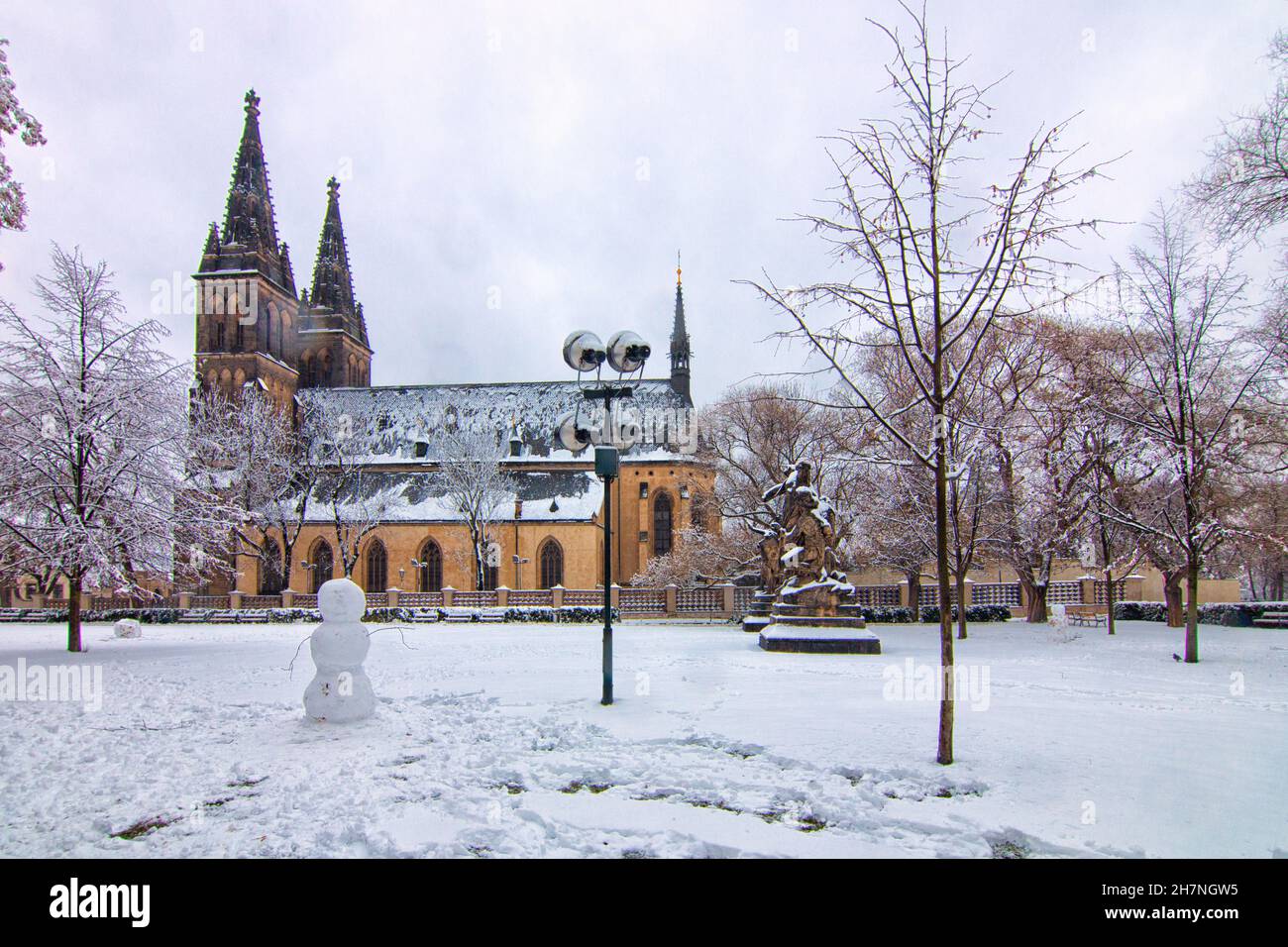 Bonhomme de neige dans la cour de la célèbre cathédrale Saint-Pierre et Paul Banque D'Images