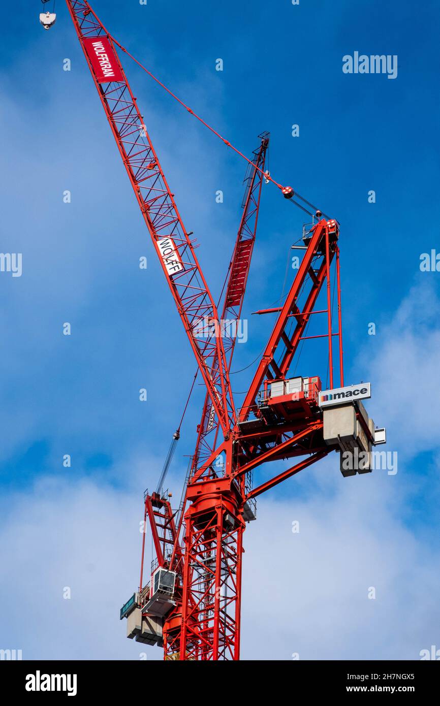 Victoria Londres Angleterre Royaume-Uni, novembre 21 2021, deux Tower Cranes Engineering Construction Equipment sur Un bâtiment du centre de Londres Banque D'Images
