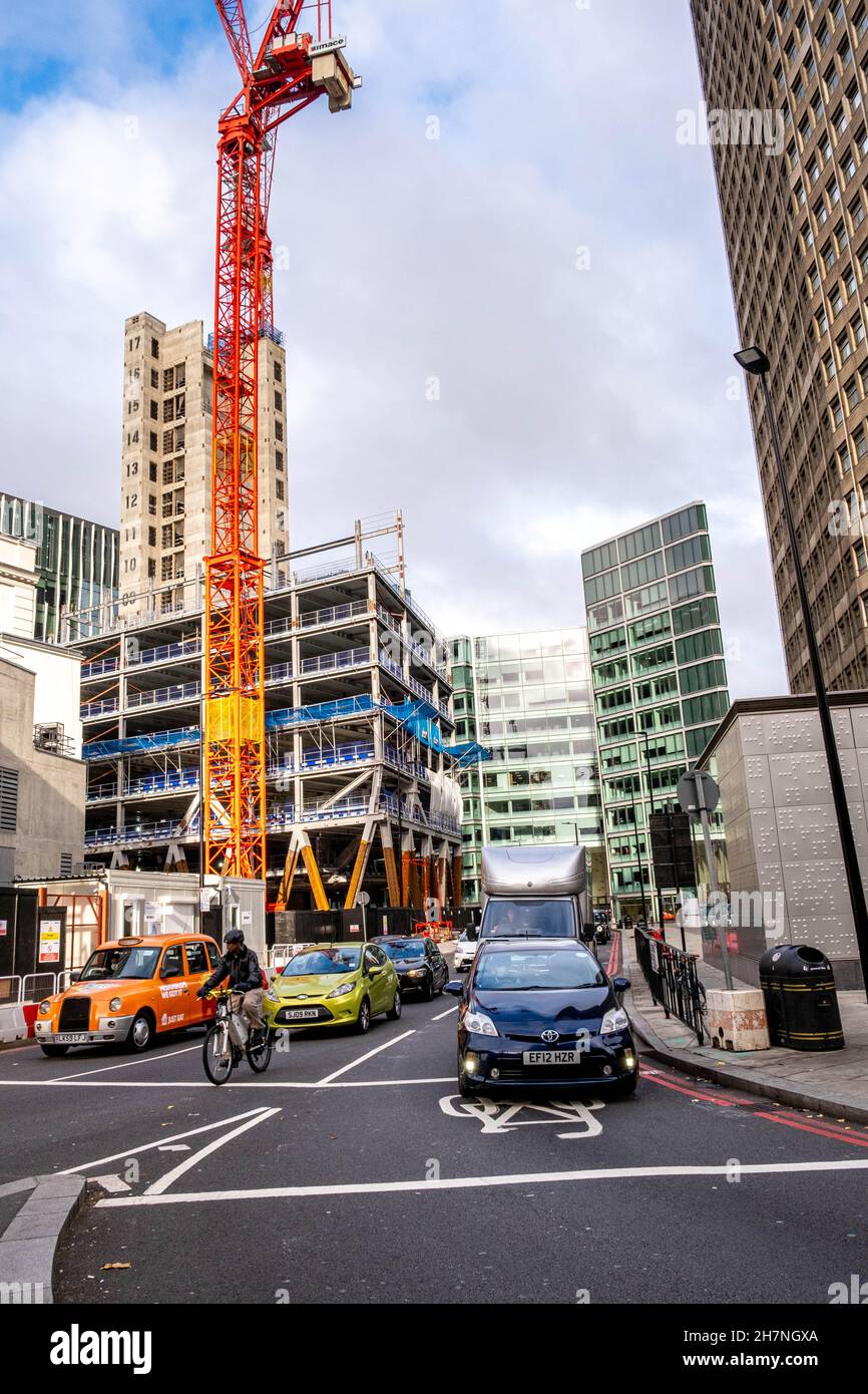 Victoria Londres Angleterre Royaume-Uni, novembre 21 2021, chantier de régénération ou de réaménagement de travaux de construction avec véhicules et cycliste passant sur la route Banque D'Images