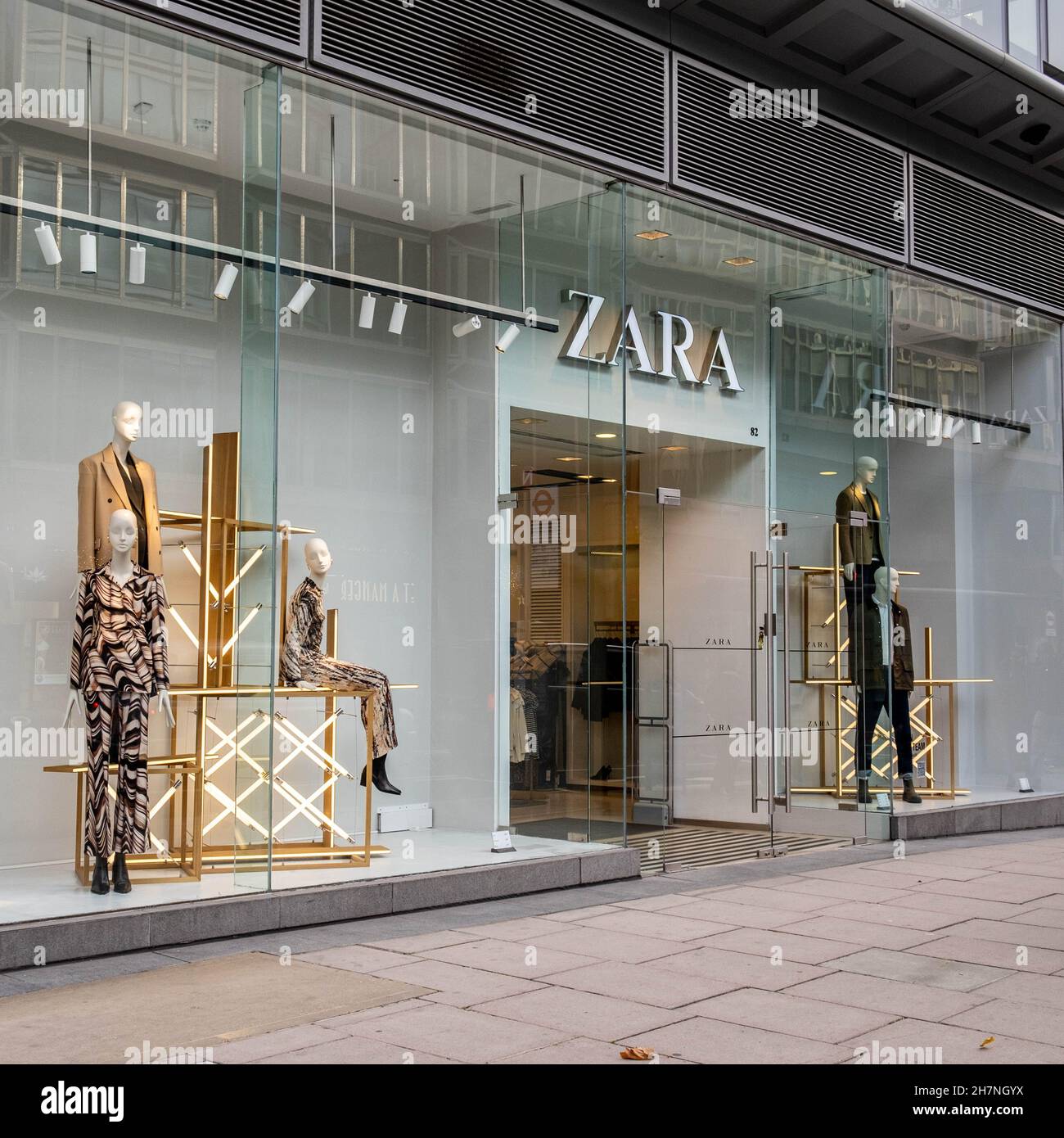 Clothing company zara logo Banque de photographies et d'images à haute  résolution - Alamy