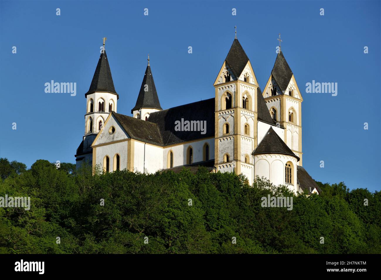 Abbaye d'Arnstein avec arbres verts à Obernhof / Lahn Banque D'Images