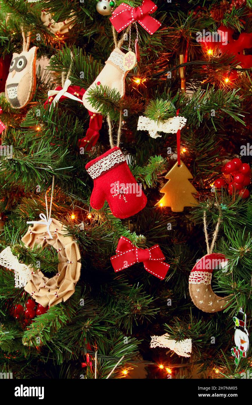 Décoration de Noël de l'arbre de Noël avec différents jouets. Banque D'Images