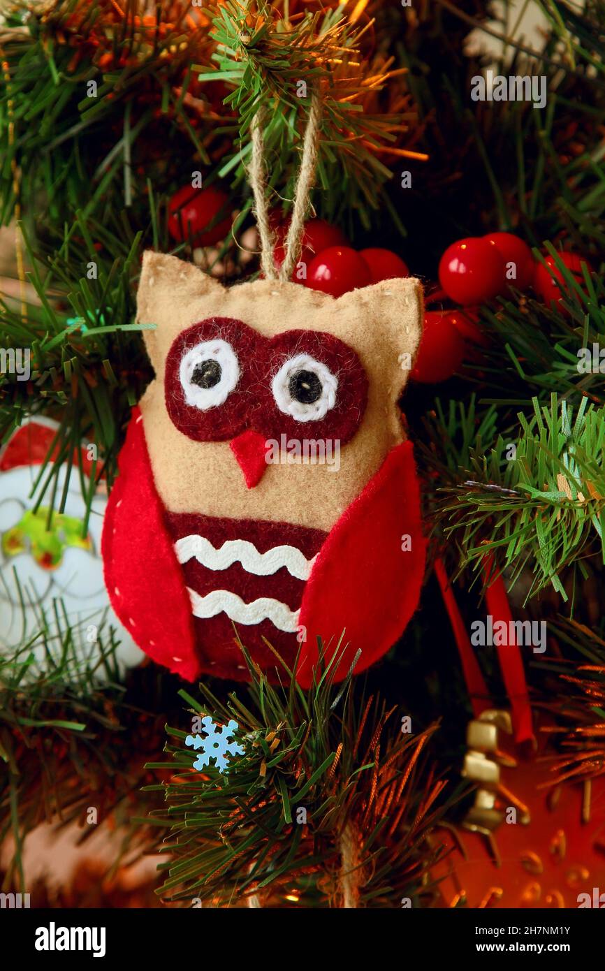 Décoration de Noël de l'arbre de Noël avec un jouet en forme de chouette en feutres. Banque D'Images