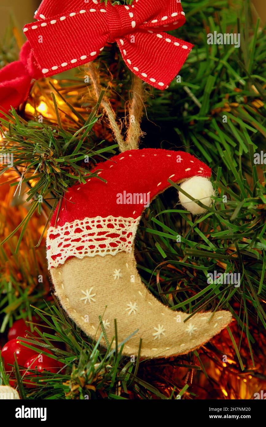 Décoration de Noël de l'arbre de Noël avec un jouet en forme de lune en feutres. Banque D'Images