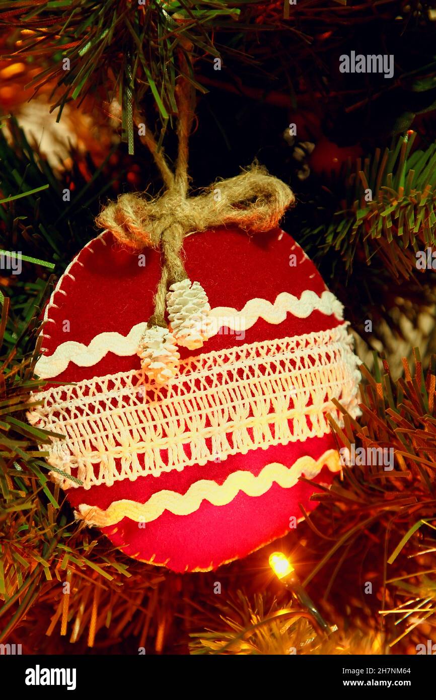 Décoration de Noël de l'arbre de Noël avec un jouet en forme de boule en felf. Banque D'Images
