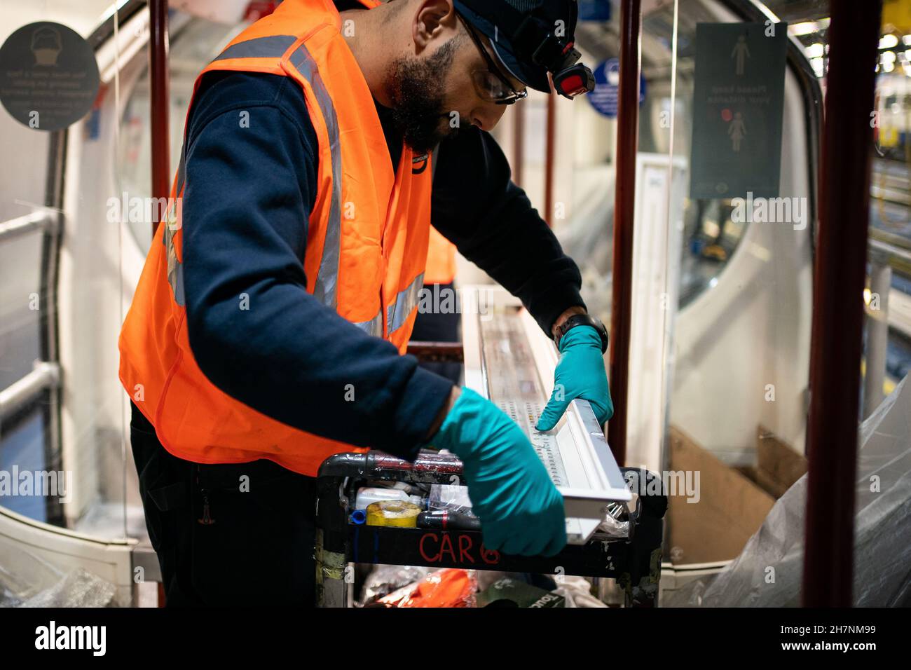 Un agent d'entretien des trains équipe les trains avec un changement de lumière LED au dépôt de Stonebridge Park dans le nord de Londres.Date de la photo: Mercredi 24 novembre 2021. Banque D'Images