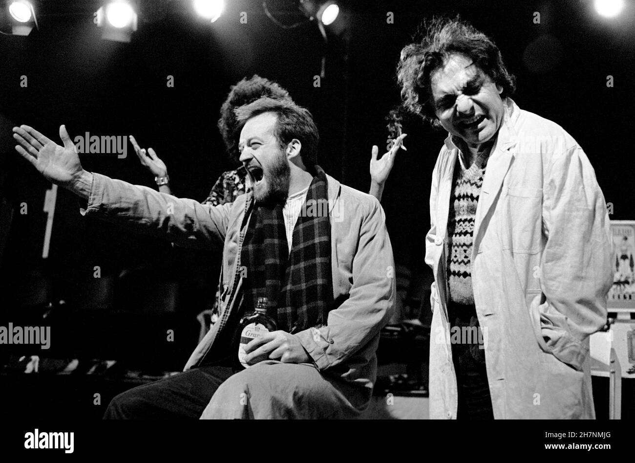 l-r: Ian Hogg (Perowne), Henry Woolf (Maurice) en AC/DC par Heathcote Williams au Théâtre à l'étage, Royal court Theatre, Londres SW1 14/05/1970 design: John Gunter réalisateur: Nicholas Wright Banque D'Images