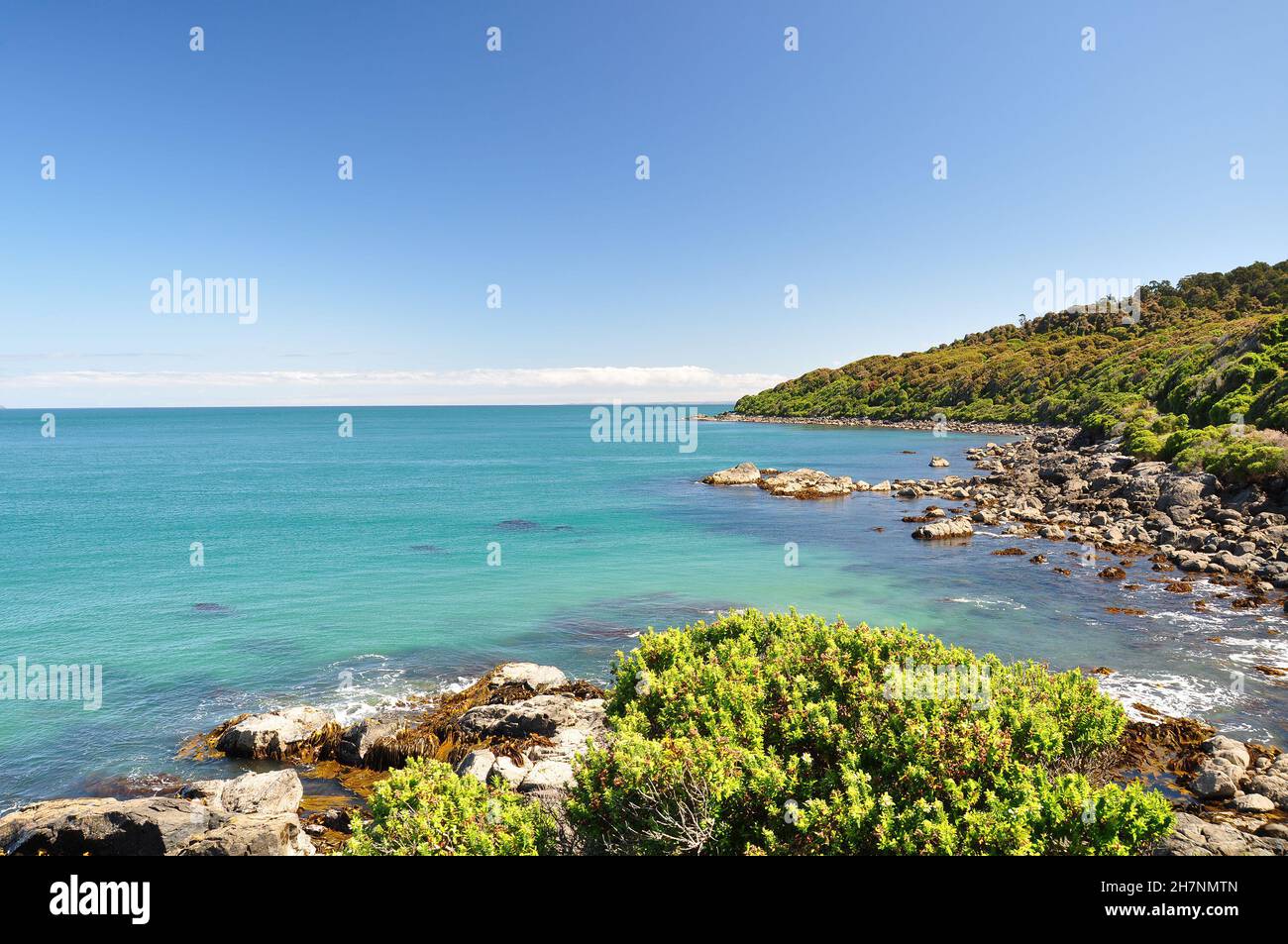 Vue sur l'océan depuis la plage rocheuse de Bluff, Nouvelle-Zélande.Bluff est une ville et un port maritime dans la région de Southland, sur la côte sud de l'île du Sud de N Banque D'Images