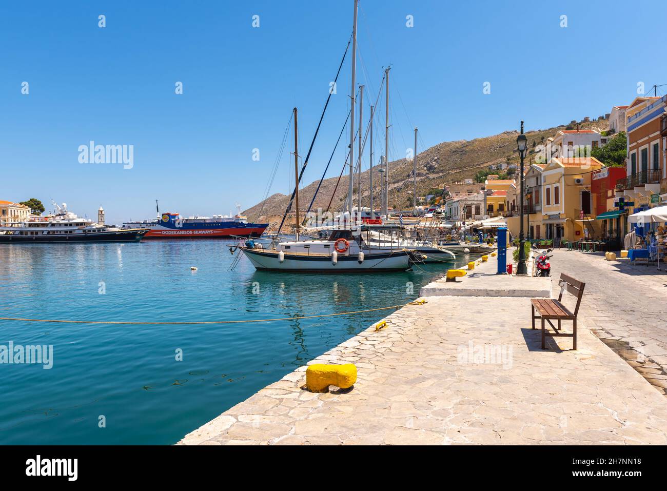 SYMI, GRÈCE - 15 mai 2018 : promenade du bord de mer dans le port de Symi Banque D'Images