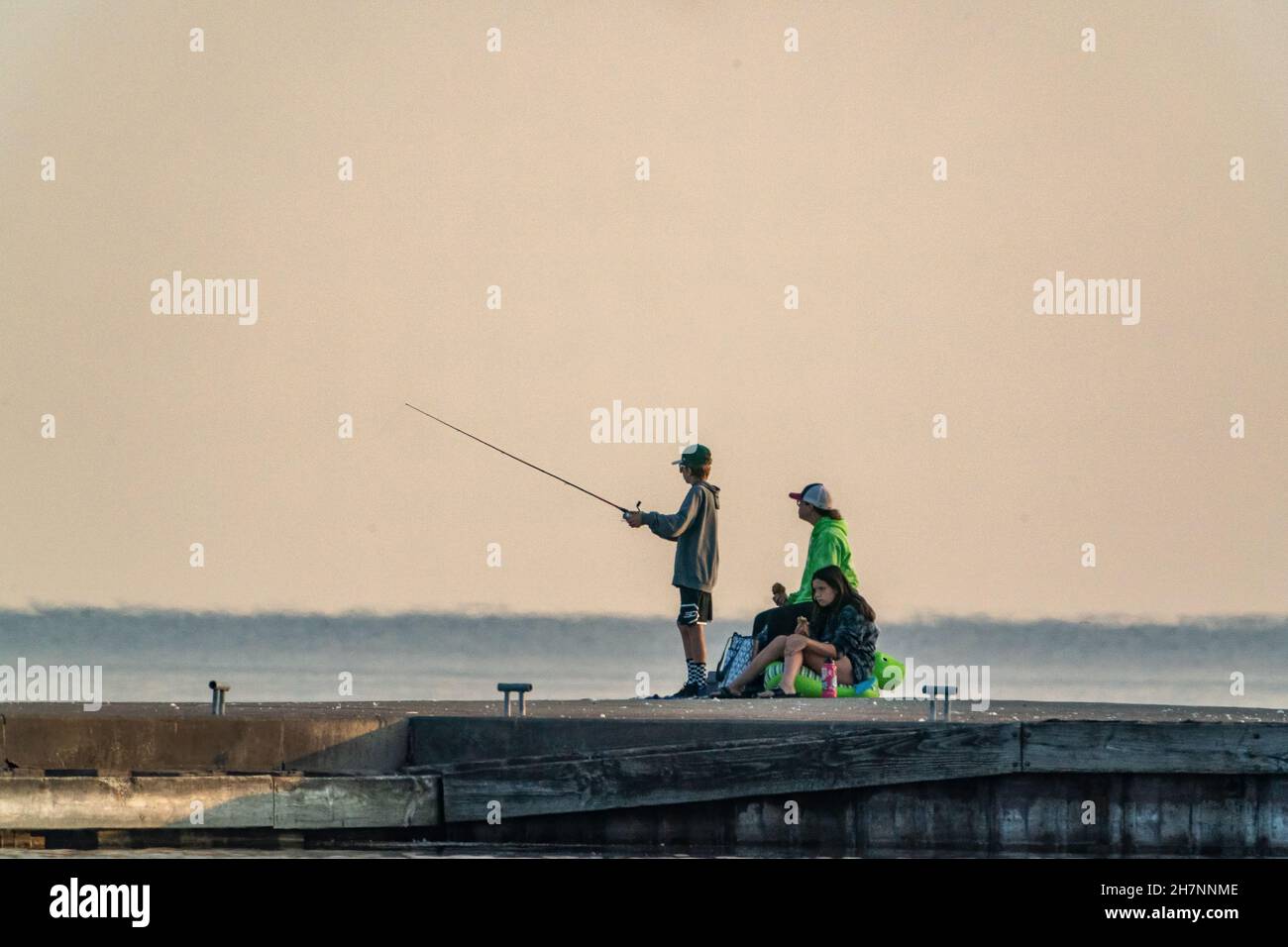 Les gens qui apprécient la pêche au lever du soleil au parc Frank Murphy près d'Egg Harbor dans le comté de Door, Wisconsin. Banque D'Images