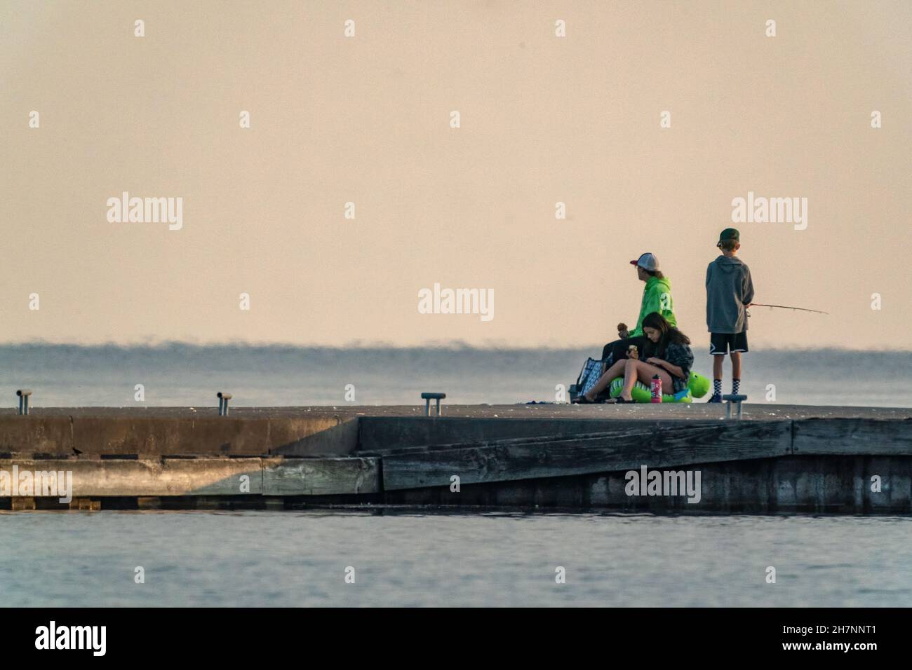 Les gens qui apprécient la pêche au lever du soleil au parc Frank Murphy près d'Egg Harbor dans le comté de Door, Wisconsin. Banque D'Images