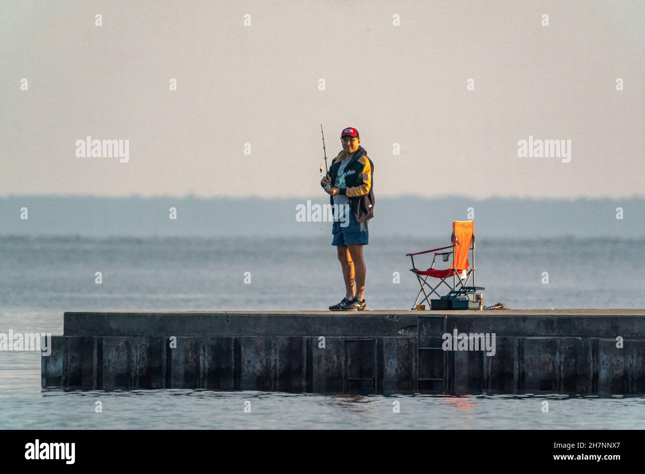 Les gens qui apprécient la pêche au lever du soleil au parc Frank Murphy près d'Egg Harbor dans le comté de Door, Wisconsin. Banque D'Images