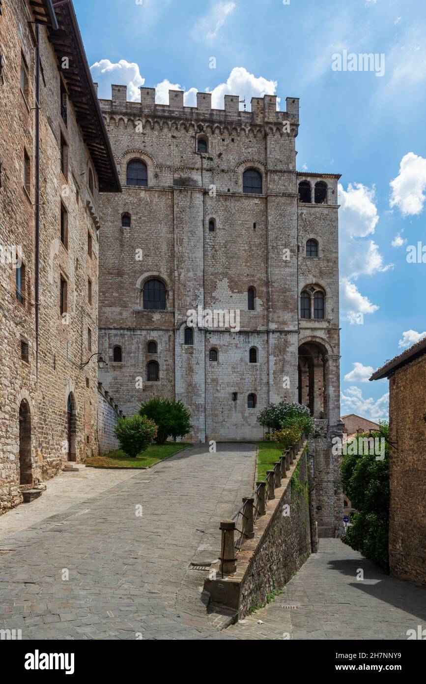 Route de Palazzo dei Consoli à Gubbio, Italie. Rue de vieille ville médiévale Banque D'Images