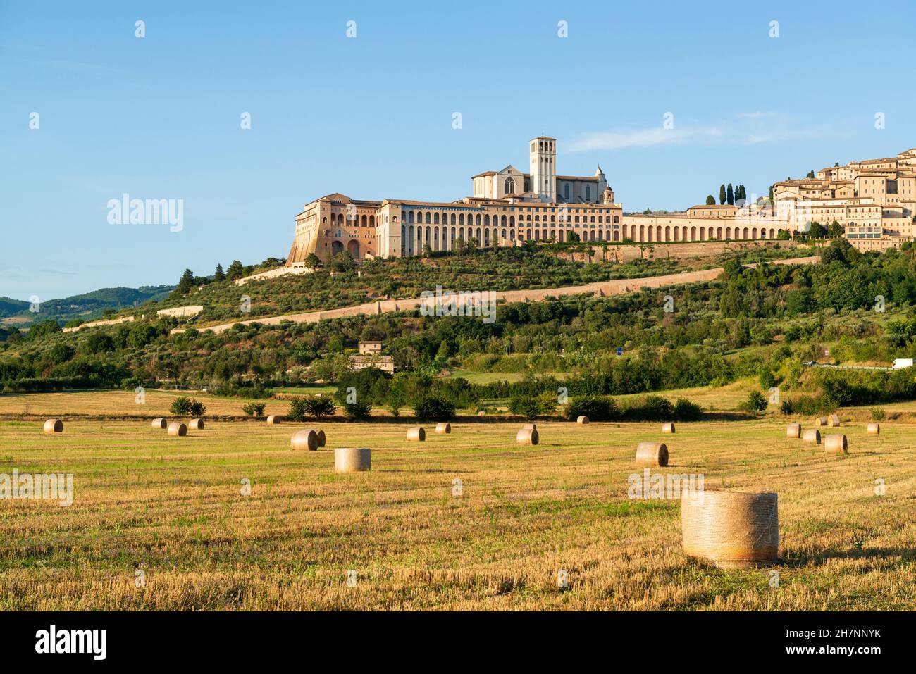 Soir vue sur Basilique de Saint François d'assise et de la vieille ville fortifiée Banque D'Images