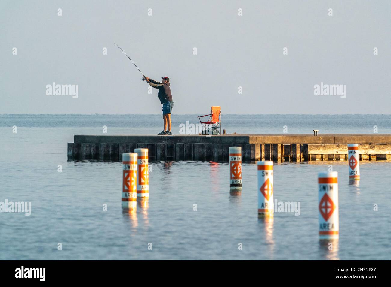 Les gens qui apprécient la pêche au lever du soleil au parc Frank Murphy près d'Egg Harbor dans le comté de Door, Wisconsin. Banque D'Images