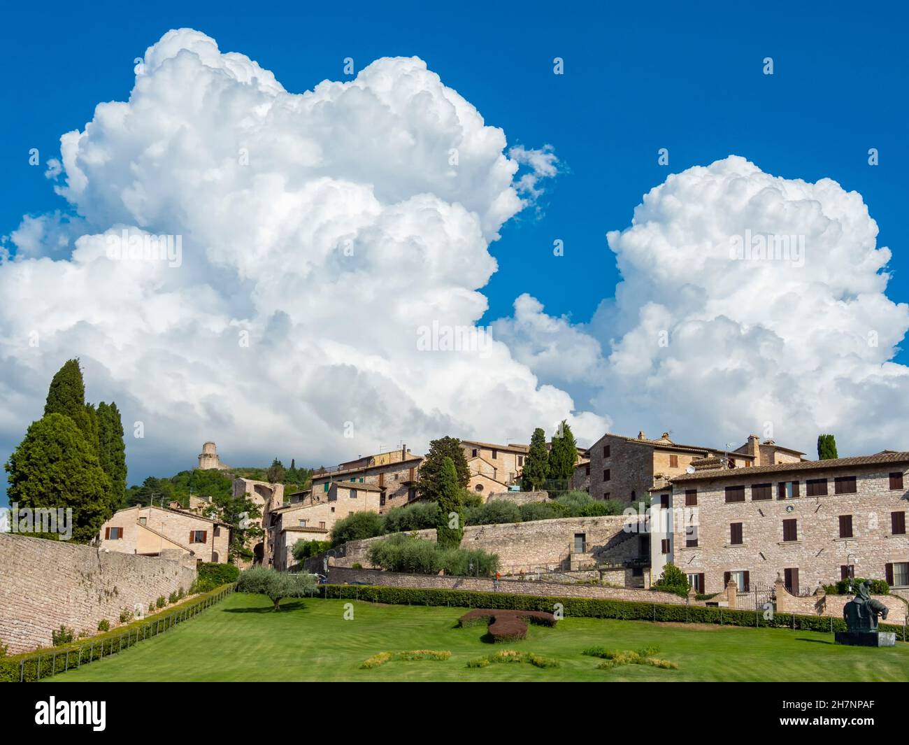 Vieille ville d'Assise. Célèbre pèlerinage et destination de voyage en Ombrie, Italie. Beau jardin de la basilique Saint François d'Assise. Banque D'Images