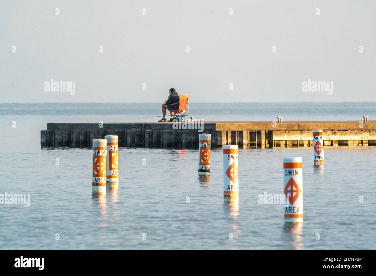 Les gens qui apprécient la pêche au lever du soleil au parc Frank Murphy près d'Egg Harbor dans le comté de Door, Wisconsin. Banque D'Images
