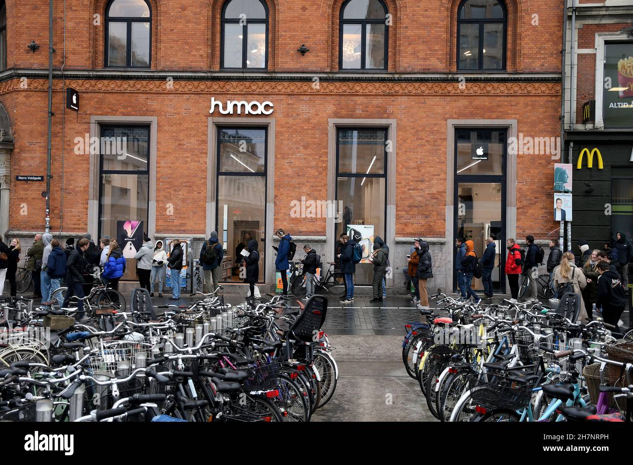 Copenhague/Danemark./24 novembre 2021 /Humac Premium Reselleer Apple product shops et shoppers en ligne pour visiter le nouveau magasin Humac dans la capitale danoise Copenhague Danemark.(Photo..Francis Joseph Dean/Dean Pictures) Banque D'Images