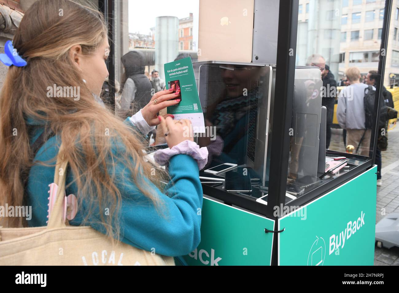Copenhague/Danemark./24 novembre 2021 /Humac Premium Reselleer Apple product shops et shoppers en ligne pour visiter le nouveau magasin Humac dans la capitale danoise Copenhague Danemark.(Photo..Francis Joseph Dean/Dean Pictures) Banque D'Images