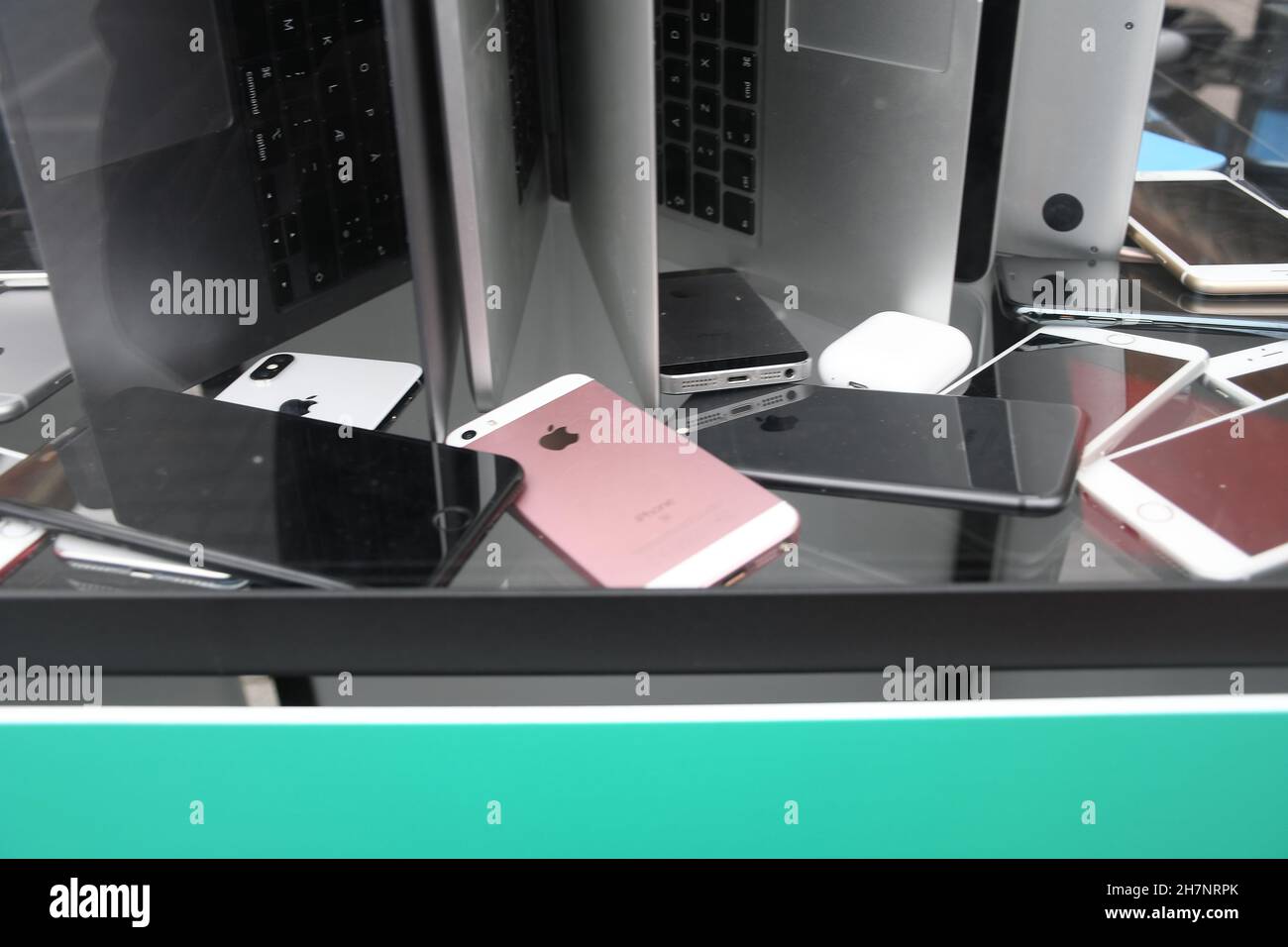 Copenhague/Danemark./24 novembre 2021 /Humac Premium Reselleer Apple product shops et shoppers en ligne pour visiter le nouveau magasin Humac dans la capitale danoise Copenhague Danemark.(Photo..Francis Joseph Dean/Dean Pictures) Banque D'Images