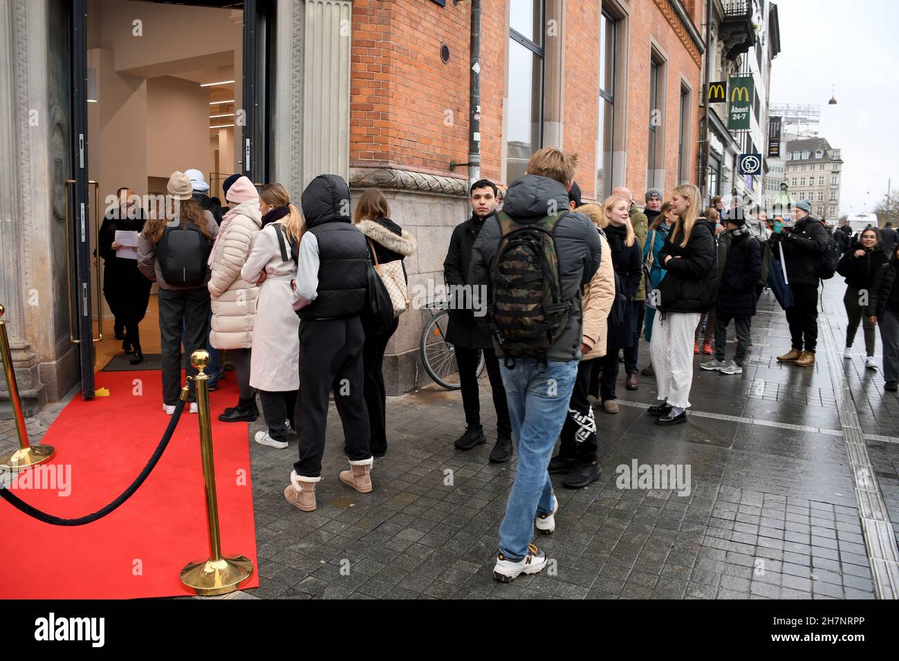 Copenhague/Danemark./24 novembre 2021 /Humac Premium Reselleer Apple product shops et shoppers en ligne pour visiter le nouveau magasin Humac dans la capitale danoise Copenhague Danemark.(Photo..Francis Joseph Dean/Dean Pictures) Banque D'Images