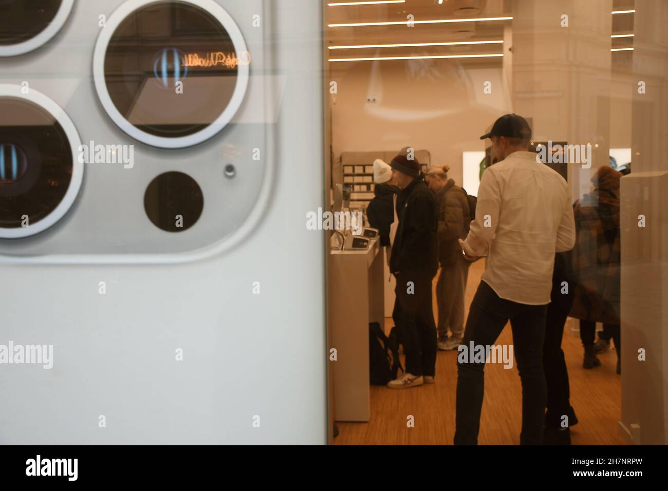 Copenhague/Danemark./24 novembre 2021 /Humac Premium Reselleer Apple product shops et shoppers en ligne pour visiter le nouveau magasin Humac dans la capitale danoise Copenhague Danemark.(Photo..Francis Joseph Dean/Dean Pictures) Banque D'Images