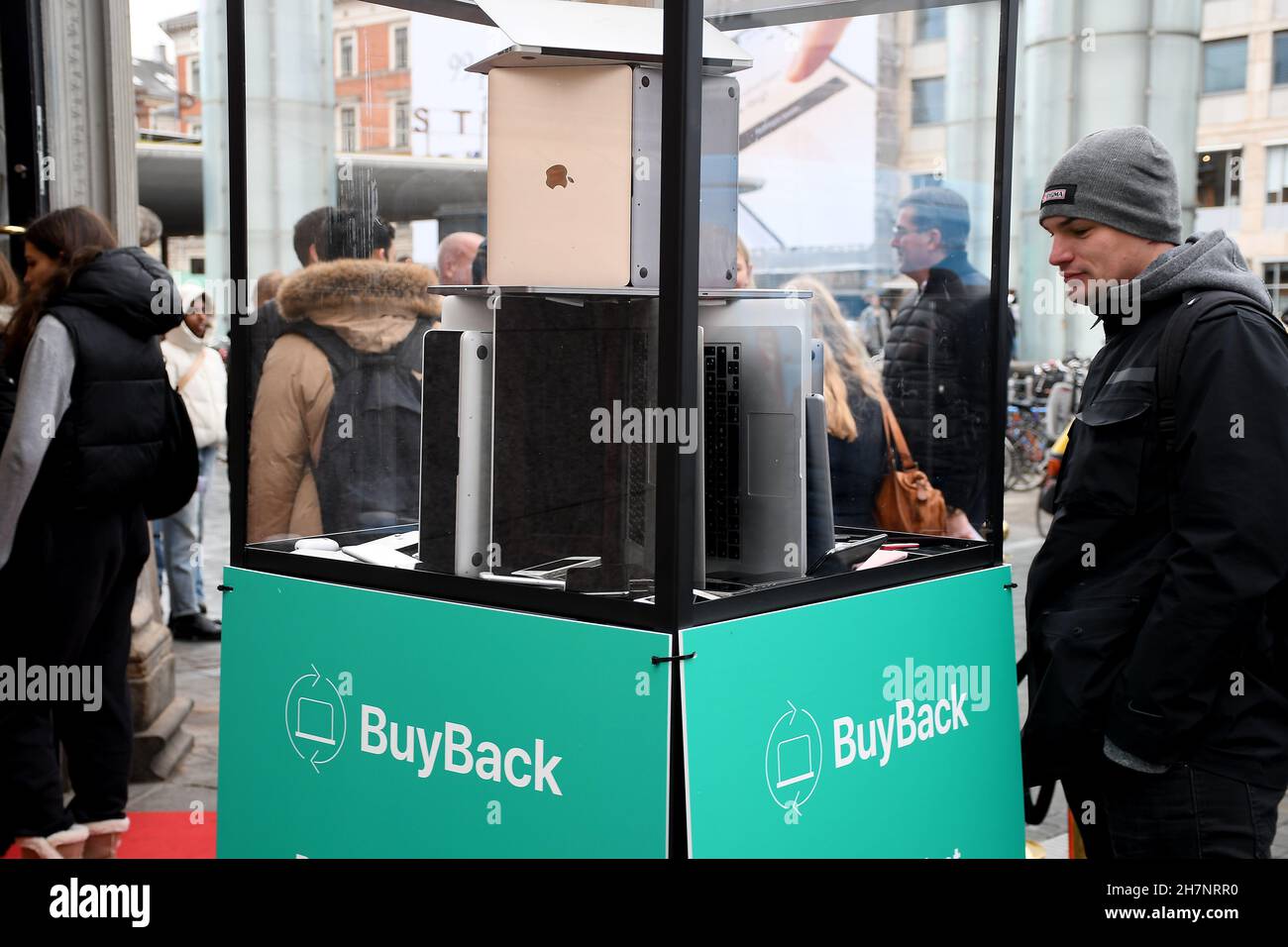 Copenhague/Danemark./24 novembre 2021 /Humac Premium Reselleer Apple product shops et shoppers en ligne pour visiter le nouveau magasin Humac dans la capitale danoise Copenhague Danemark.(Photo..Francis Joseph Dean/Dean Pictures) Banque D'Images