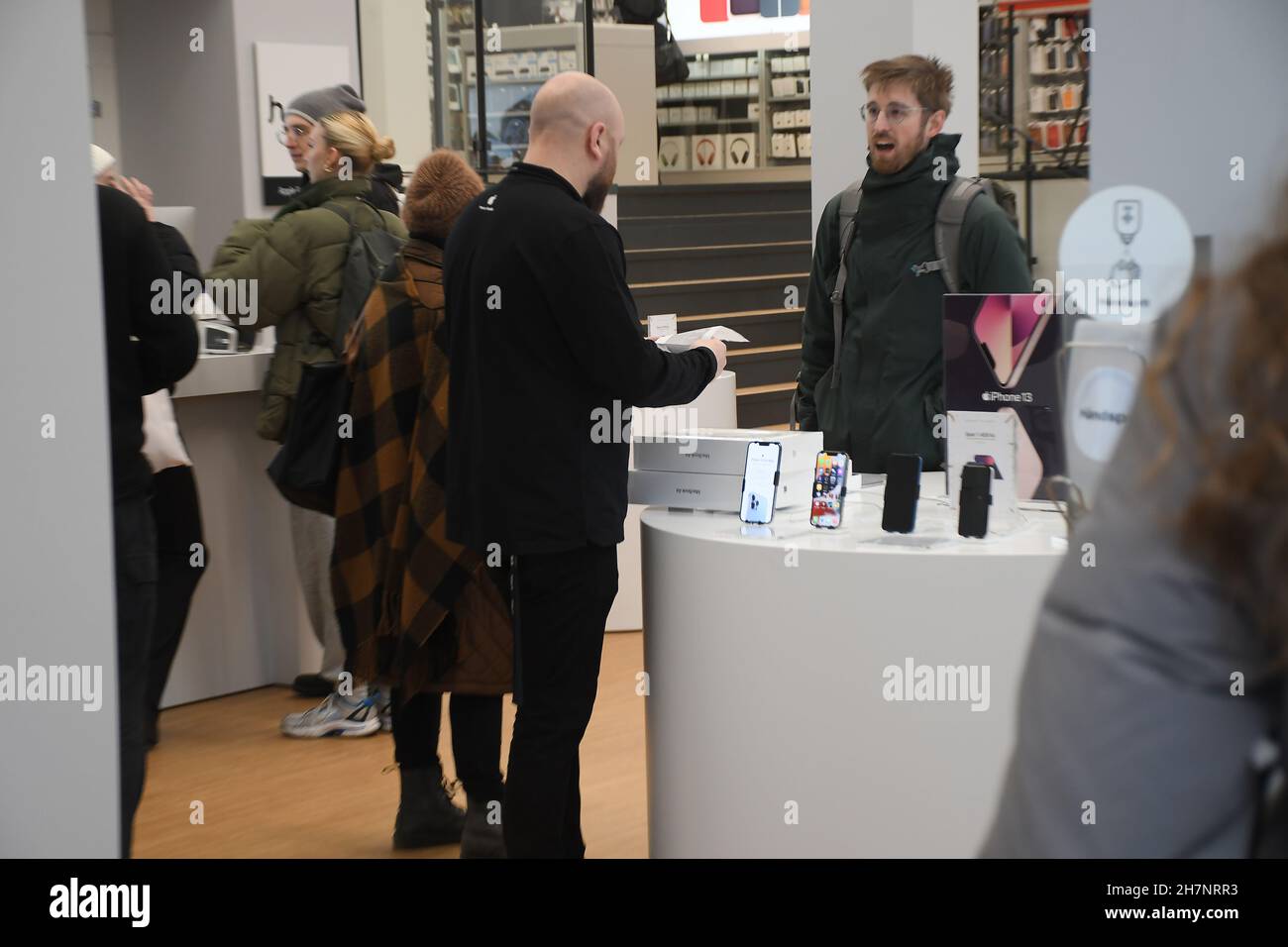 Copenhague/Danemark./24 novembre 2021 /Humac Premium Reselleer Apple product shops et shoppers en ligne pour visiter le nouveau magasin Humac dans la capitale danoise Copenhague Danemark.(Photo..Francis Joseph Dean/Dean Pictures) Banque D'Images