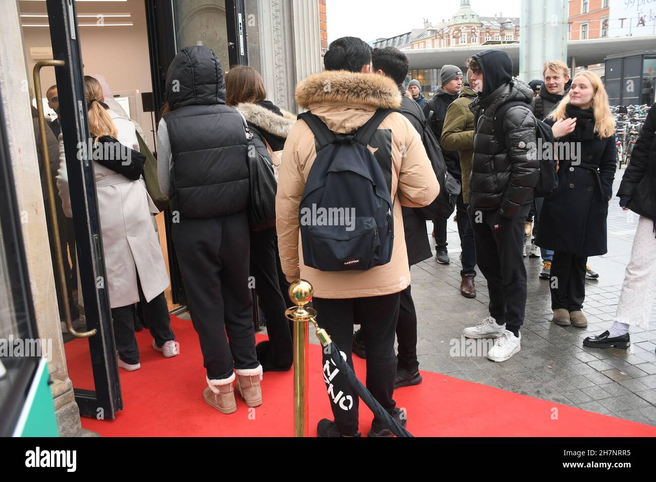 Copenhague/Danemark./24 novembre 2021 /Humac Premium Reselleer Apple product shops et shoppers en ligne pour visiter le nouveau magasin Humac dans la capitale danoise Copenhague Danemark.(Photo..Francis Joseph Dean/Dean Pictures) Banque D'Images