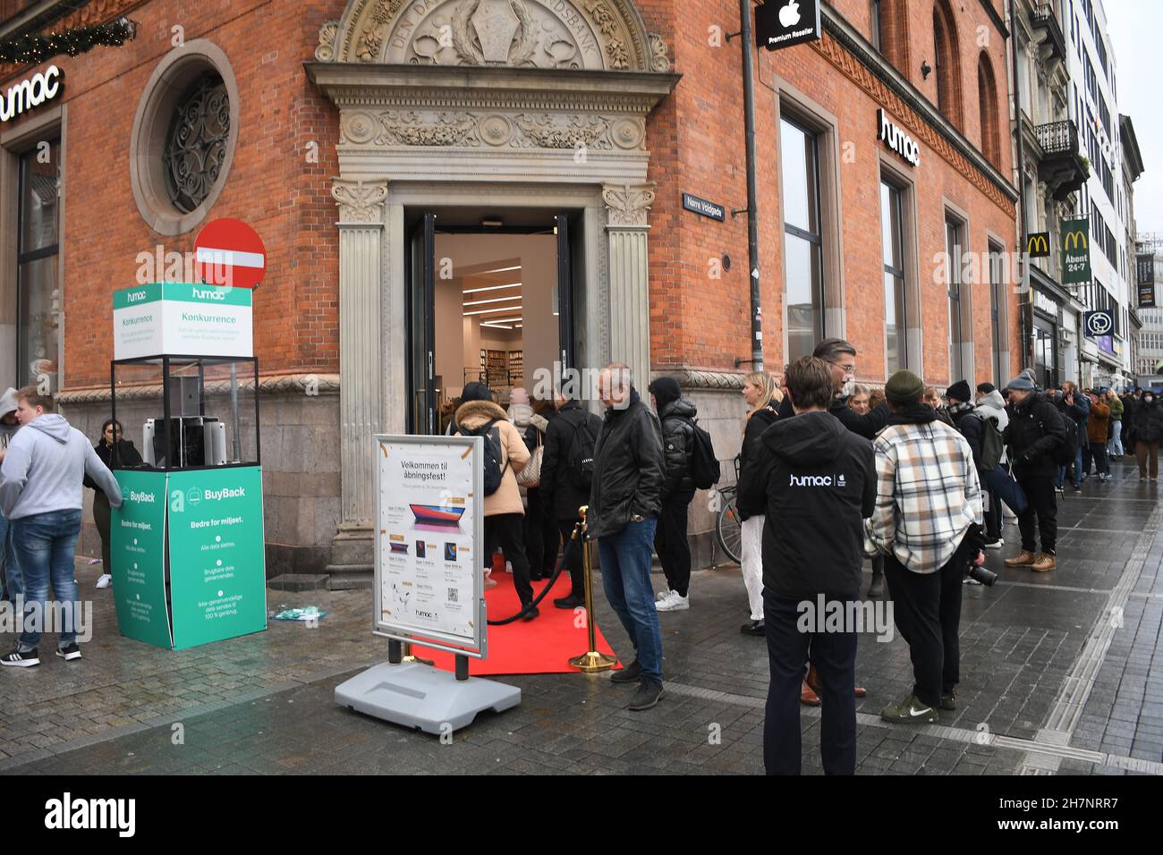 Copenhague/Danemark./24 novembre 2021 /Humac Premium Reselleer Apple product shops et shoppers en ligne pour visiter le nouveau magasin Humac dans la capitale danoise Copenhague Danemark.(Photo..Francis Joseph Dean/Dean Pictures) Banque D'Images