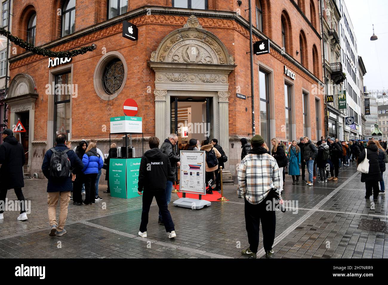 Copenhague/Danemark./24 novembre 2021 /Humac Premium Reselleer Apple product shops et shoppers en ligne pour visiter le nouveau magasin Humac dans la capitale danoise Copenhague Danemark.(Photo..Francis Joseph Dean/Dean Pictures) Banque D'Images