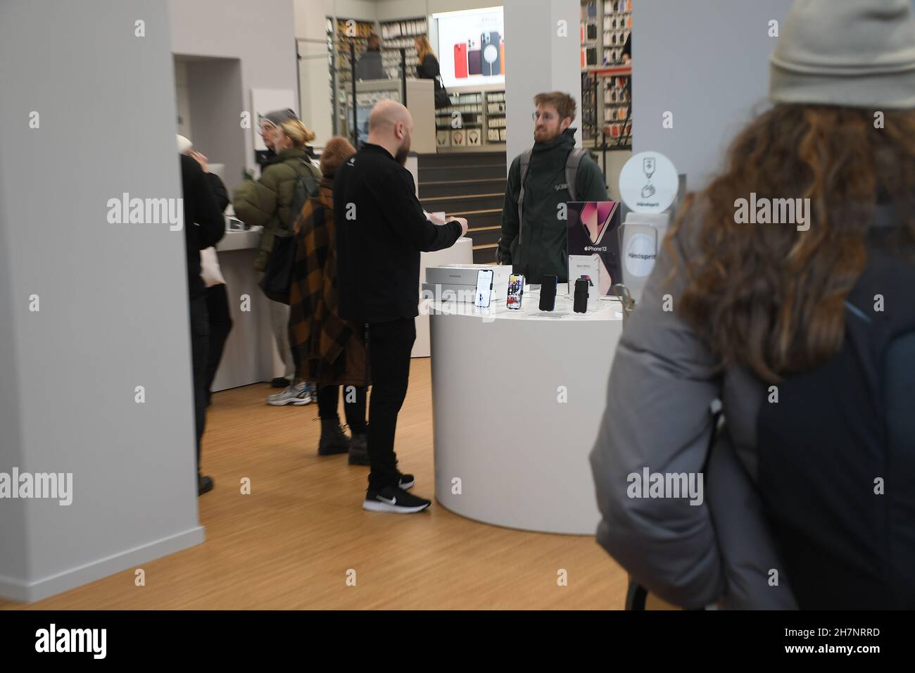 Copenhague/Danemark./24 novembre 2021 /Humac Premium Reselleer Apple product shops et shoppers en ligne pour visiter le nouveau magasin Humac dans la capitale danoise Copenhague Danemark.(Photo..Francis Joseph Dean/Dean Pictures) Banque D'Images