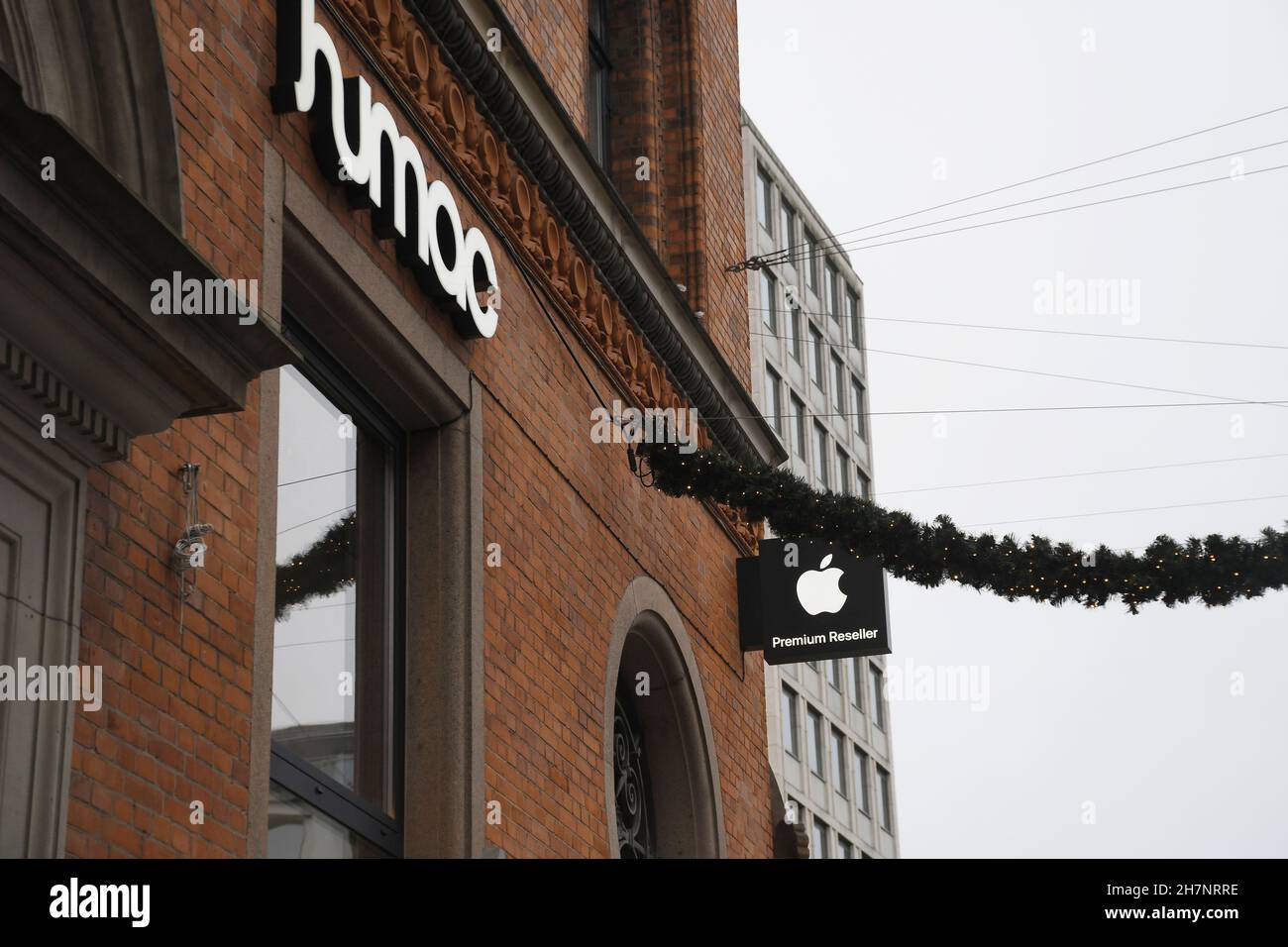 Copenhague/Danemark./24 novembre 2021 /Humac Premium Reselleer Apple product shops et shoppers en ligne pour visiter le nouveau magasin Humac dans la capitale danoise Copenhague Danemark.(Photo..Francis Joseph Dean/Dean Pictures) Banque D'Images