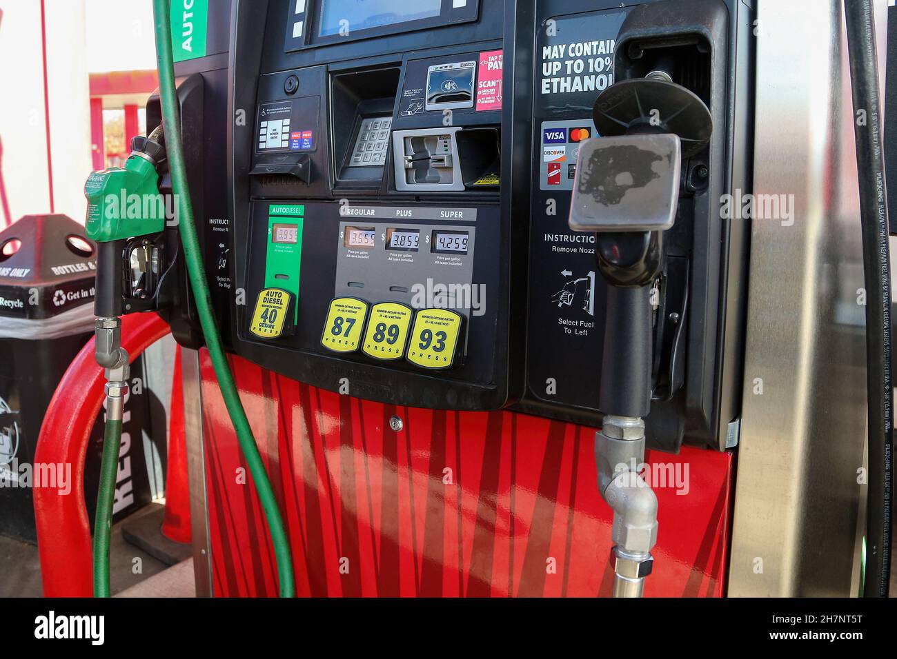 Bloomsburg, États-Unis.23 novembre 2021.L'essence et le diesel automobile  sont disponibles à cette pompe dans un magasin de proximité Sheetz.les prix  de l'essence aux États-Unis restent élevés à l'approche de la saison des