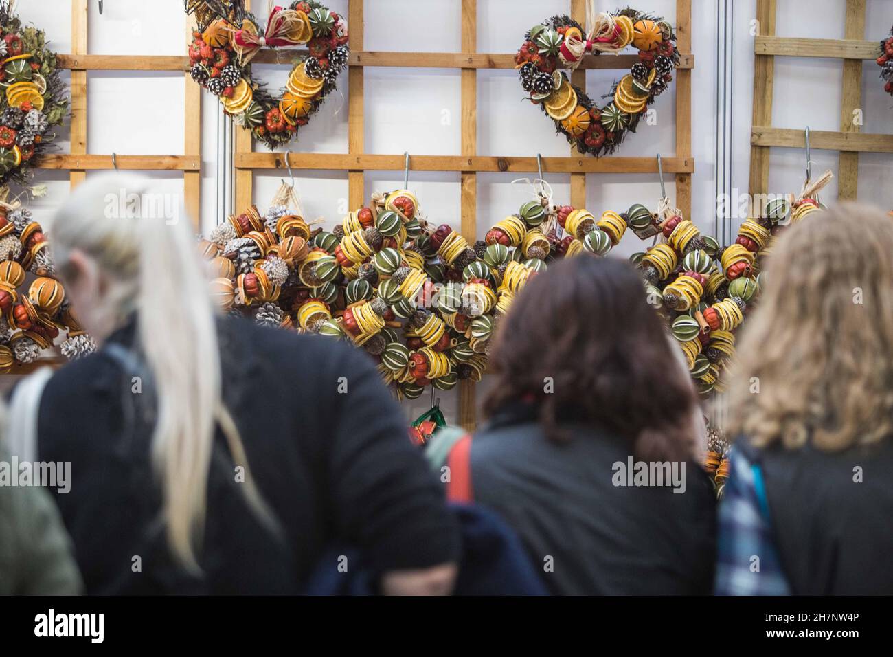 Londres Royaume-Uni 24 novembre 2021 Olympia Londres, The Ideal Home Show Christmas apportez tout pour préparer votre maison pour les fêtes de fin d'année.Du 24 au 28 novembre, cet événement annuel de Noël vous donnera des idées de saison sur des décorations et des cadeaux faits à la main, des puddings de Noël et des fizz de fête, des centaines de marques dans 4 sections d'exposition sur le thème de Noël, des cadeaux, des animaux de compagnie, des articles pour la maison et des décorations.Paul Quezada-Neiman/Alamy Live News f Banque D'Images