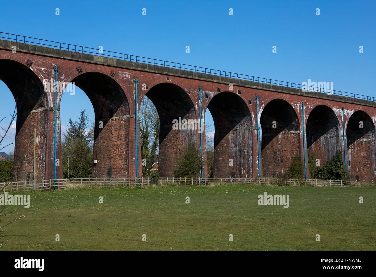 Arches Whalley. Viaduc de train en brique rouge dans la vallée de ribble. Scène ferroviaire britannique Banque D'Images