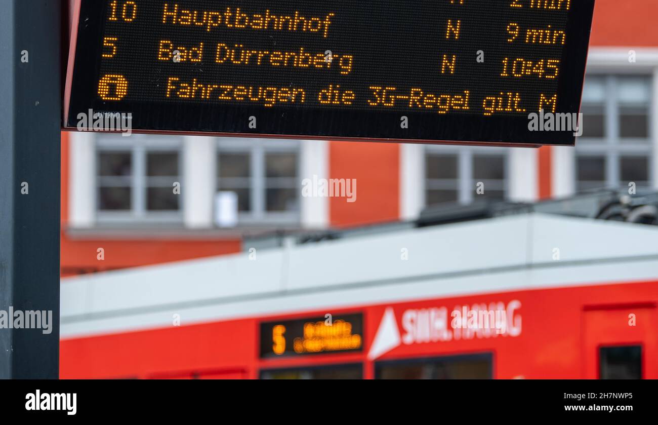 24 novembre 2021, Saxe-Anhalt, Halle (Saale): Avec une bande de ticker à un arrêt de tramway, les compagnies de transport de la ville de Halle/Saale soulignent la règle 3G désormais valide dans les bus et les trains.Depuis ce mercredi, la règle 3G est valide dans le PNV et est contrôlée au hasard.Photo: Hendrik Schmidt/dpa-Zentralbild/ZB Banque D'Images