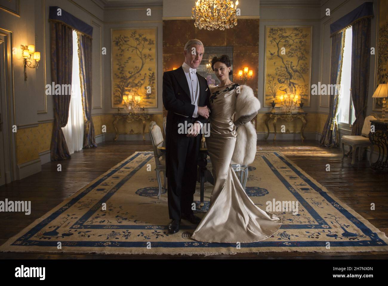 The Crown TV Series (2016-) UK / USA créé par Peter Morgan 2016 saison 1, épisode 5 : fumée et miroirs Directeur : Philip Martin Alex Jennings, Lia Williams Banque D'Images