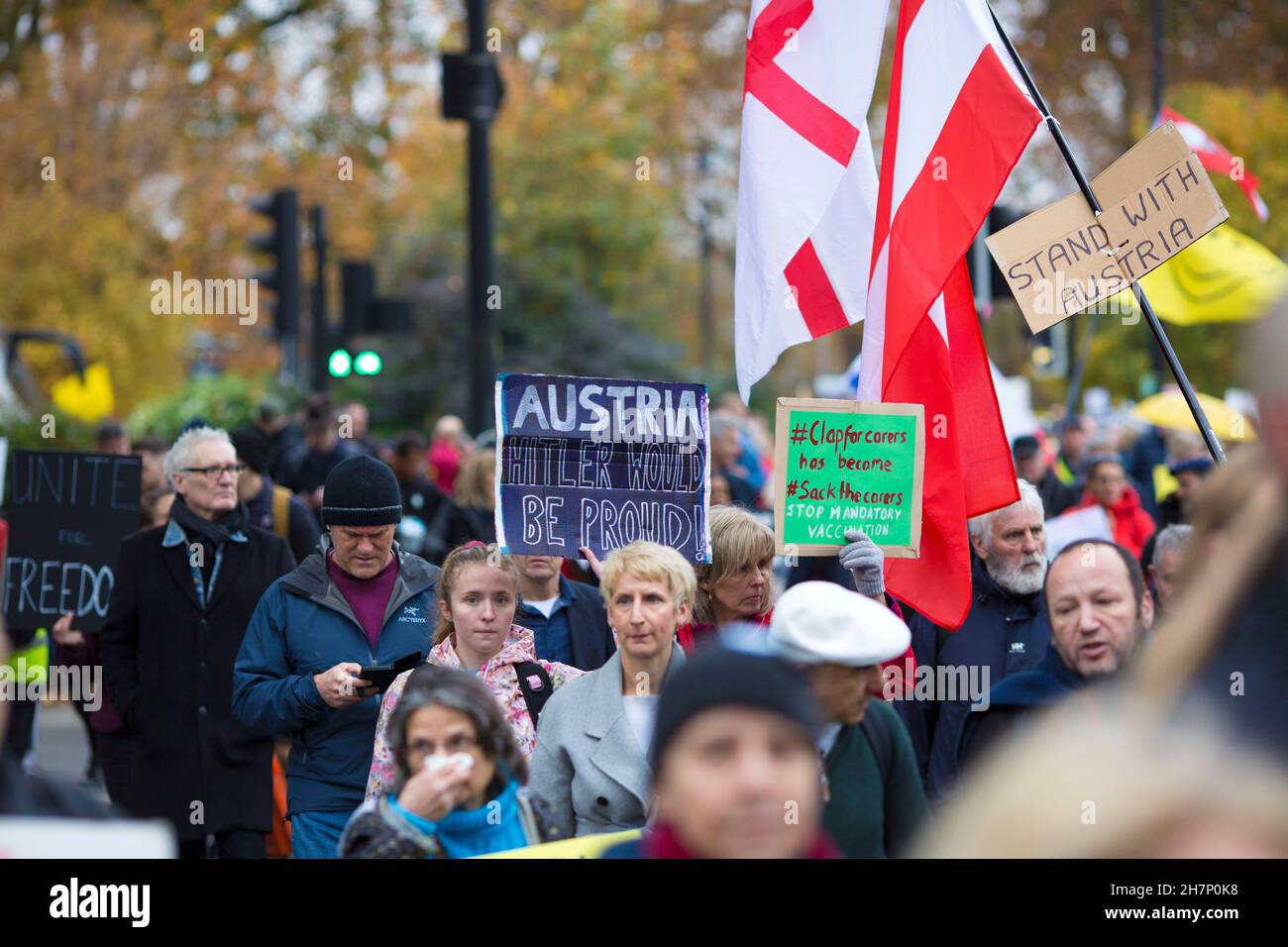 Les personnes contre les restrictions Covid telles que les passeports vaccinaux se réunissent et défilent lors d'un rassemblement mondial pour la liberté dans le centre de Londres. Banque D'Images