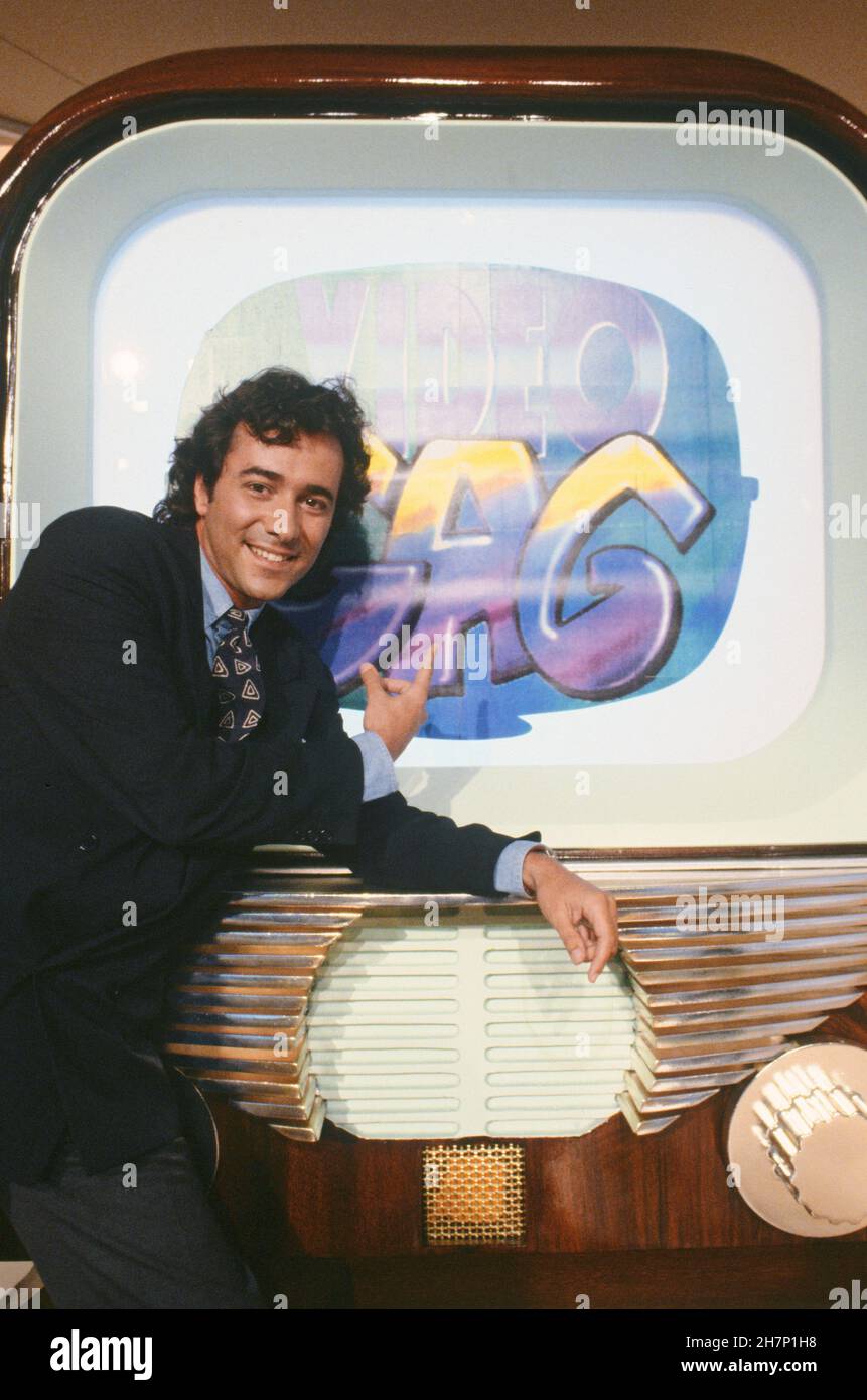 Bernard Montiel sur le set de l'émission de télévision 'vidéo bâg' sur TF1, quelques jours avant sa première émission.3 juillet 1990 Banque D'Images