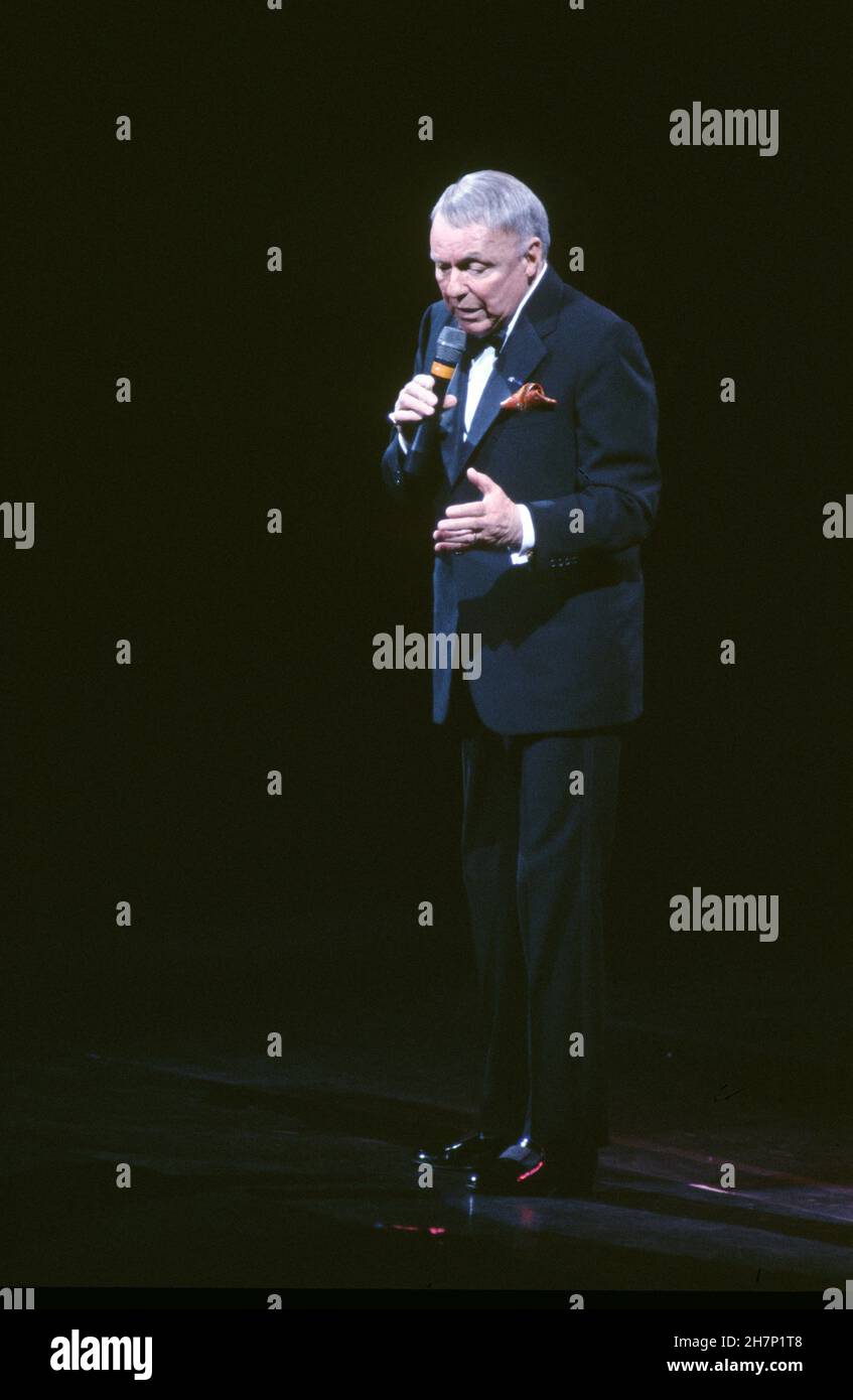 Gala à l'Opéra Garnier de Paris : le chanteur américain Frank Sinatra.Palais Garnier, le 26 avril 1989 Banque D'Images