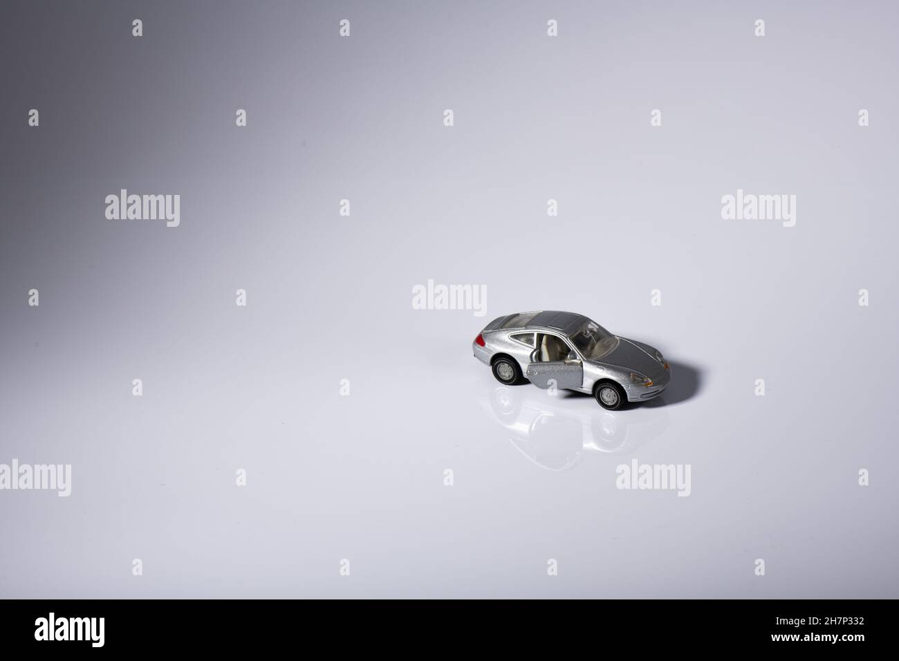 Modèle de voiture miniature de Porche Caera 911 avec fond blanc. Banque D'Images