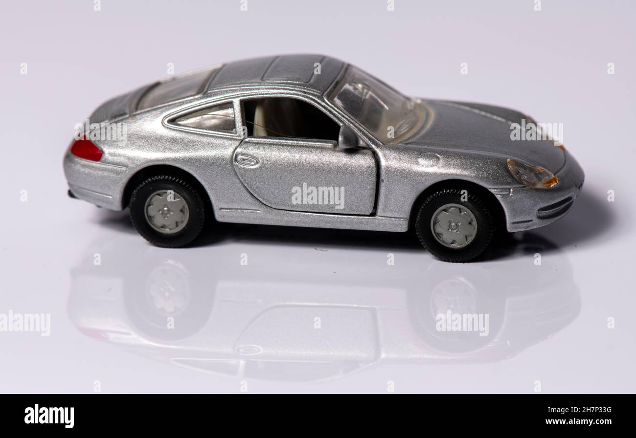 Petite voiture jouet modèle Porche Carrera 911 avec la résection, qui arrière-plan. Banque D'Images