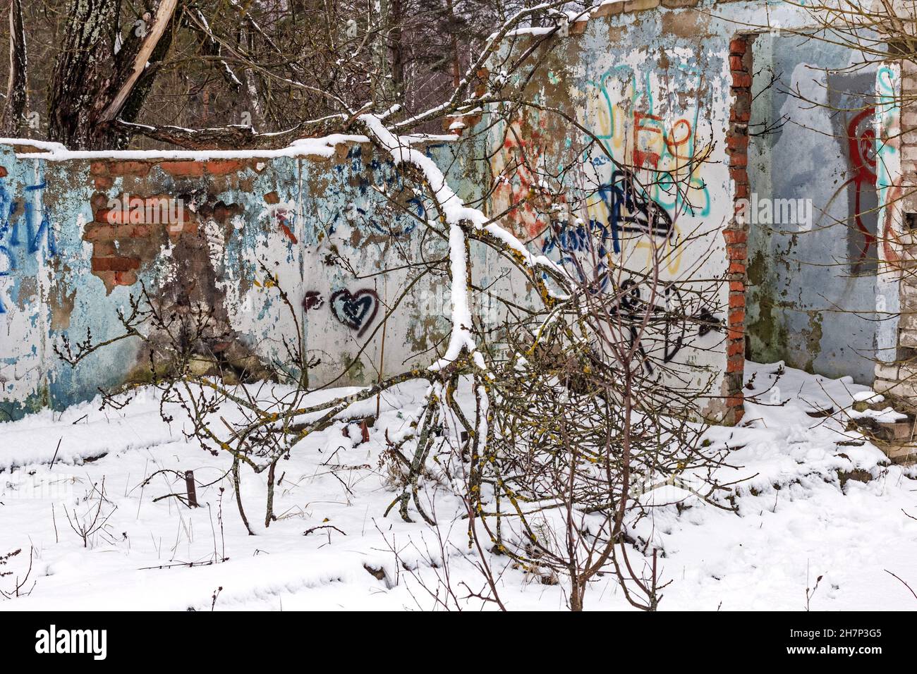 Véritable bâtiment abandonné en brique détruit dans une atmosphère sombre de neige Banque D'Images