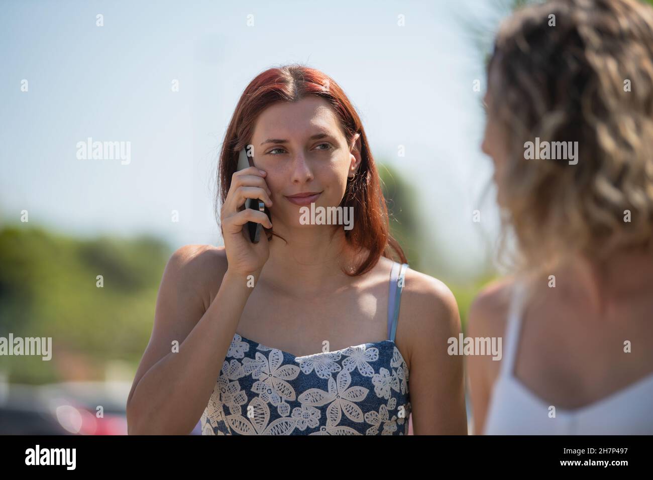 Jeune femme souriante parlant à un téléphone portable. Banque D'Images