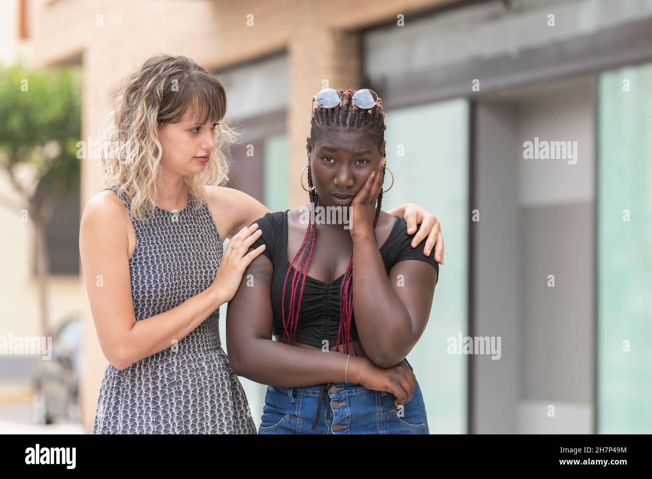 Jeune femme consolant et réconfortant à son ami contrarié Banque D'Images