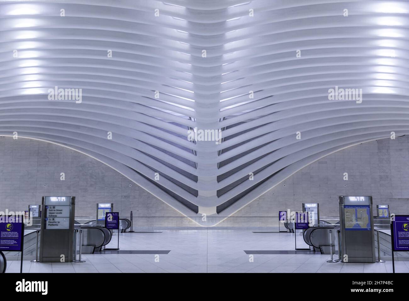 NEW YORK, ÉTATS-UNIS - 18 mai 2020 : Grand atrium avec arches blanches ressemblant au squelette d'une baleine ou d'un dinosaure Banque D'Images