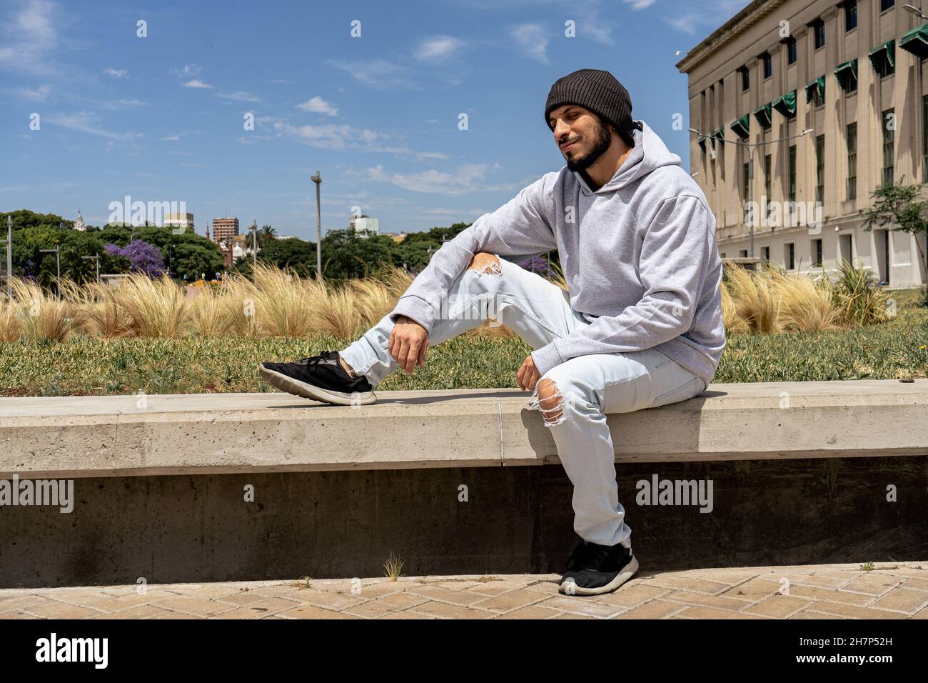 Un portrait complet d'un jeune latino avec style urbain. Banque D'Images