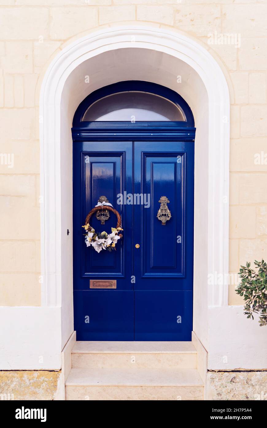 Porte d'entrée bleue décorée par une couronne de noël.Décoration extérieure  de Noël Photo Stock - Alamy