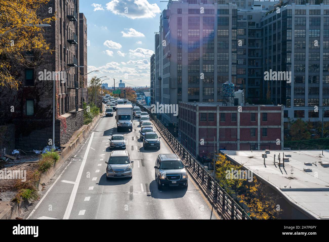 Le niveau supérieur de la Brooklyn-Queens Expressway (BQE) vieillissante, qui fonctionne sur deux niveaux avec Furman Street en dessous de la populaire Brooklyn Heights Promenade à New York, le mardi 16 novembre 2021.Le président Biden a signé le projet de loi bipartisan de 1 000 milliards de dollars sur les infrastructures, qui finance des projets liés aux transports, au transport en commun et à d'autres réparations et améliorations d'infrastructures.(© Richard B. Levine) Banque D'Images